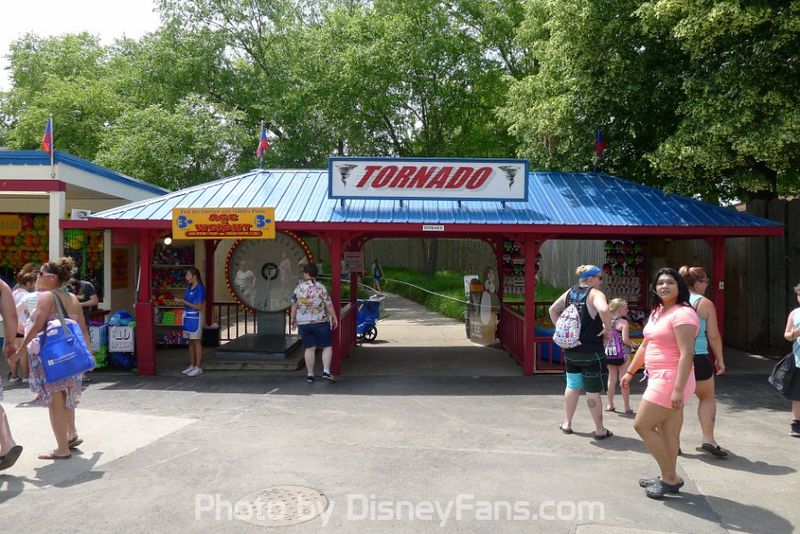 File:TornadoEntrance2016.jpg